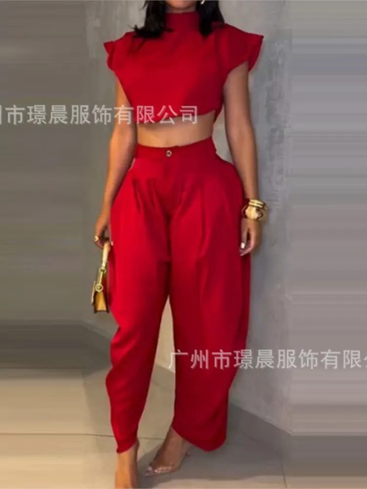 Modny komplet damski na lato: krótki top z półgolfem i spodnie z wysokim stanem, dwuczęściowy, jednolity kolor, seksowny, casualowy.