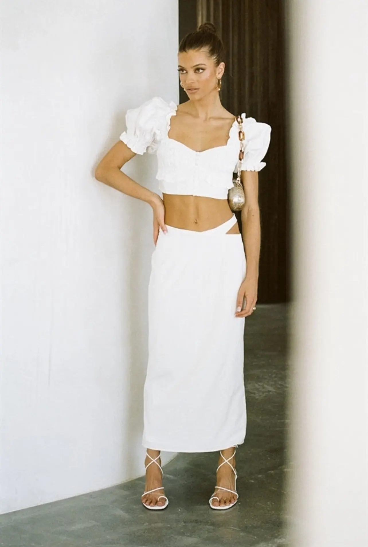 بلوزة نسائية قصيرة بياقة مربعة وأكمام منتفخة بتصميم عصري يُظهر البطن ويساعد على إخفاء علامات التقدم في العمر