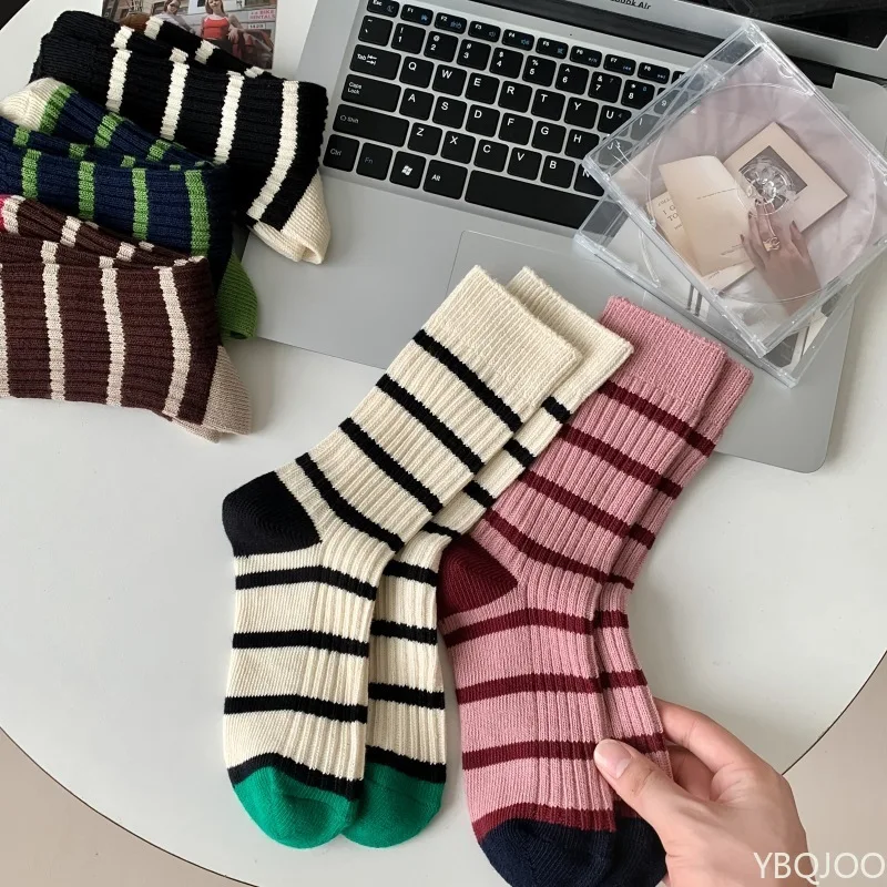

5 pairs Fashionable versatile women's mid tube socks autumn winter casual comfortable pile socks retro simple women's socks