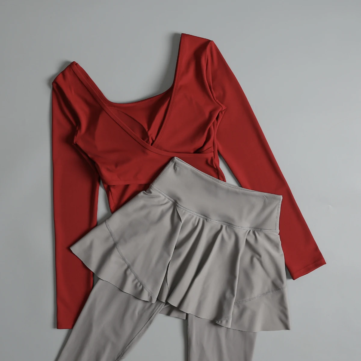 秋の女性用ヨガスーツ、胸パッド付き、ショート痩身ピラティス長袖ランニング速乾性フィットネススポーツウェア