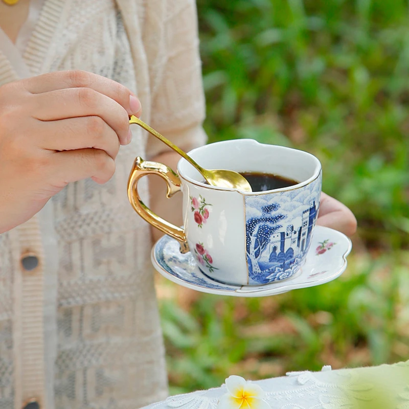 Exquisite retro light luxury gold coffee cup and saucer Chinese and Western blue and white ceramic cup