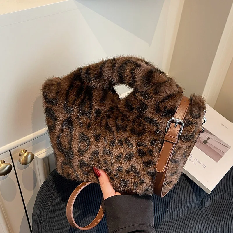 

Fur Women's Small Bucket Bag Luxury Warm Plush Hand Bags For Women Crossbody Fashion Furry Clutch Cute Ladies Phone Purses