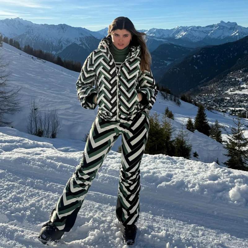 

Ретро-шик: дизайнерский лыжный костюм, утепленная куртка с капюшоном, расклешенные брюки. Стильные повседневные и модные женские наряды для лыжных вечеринок.