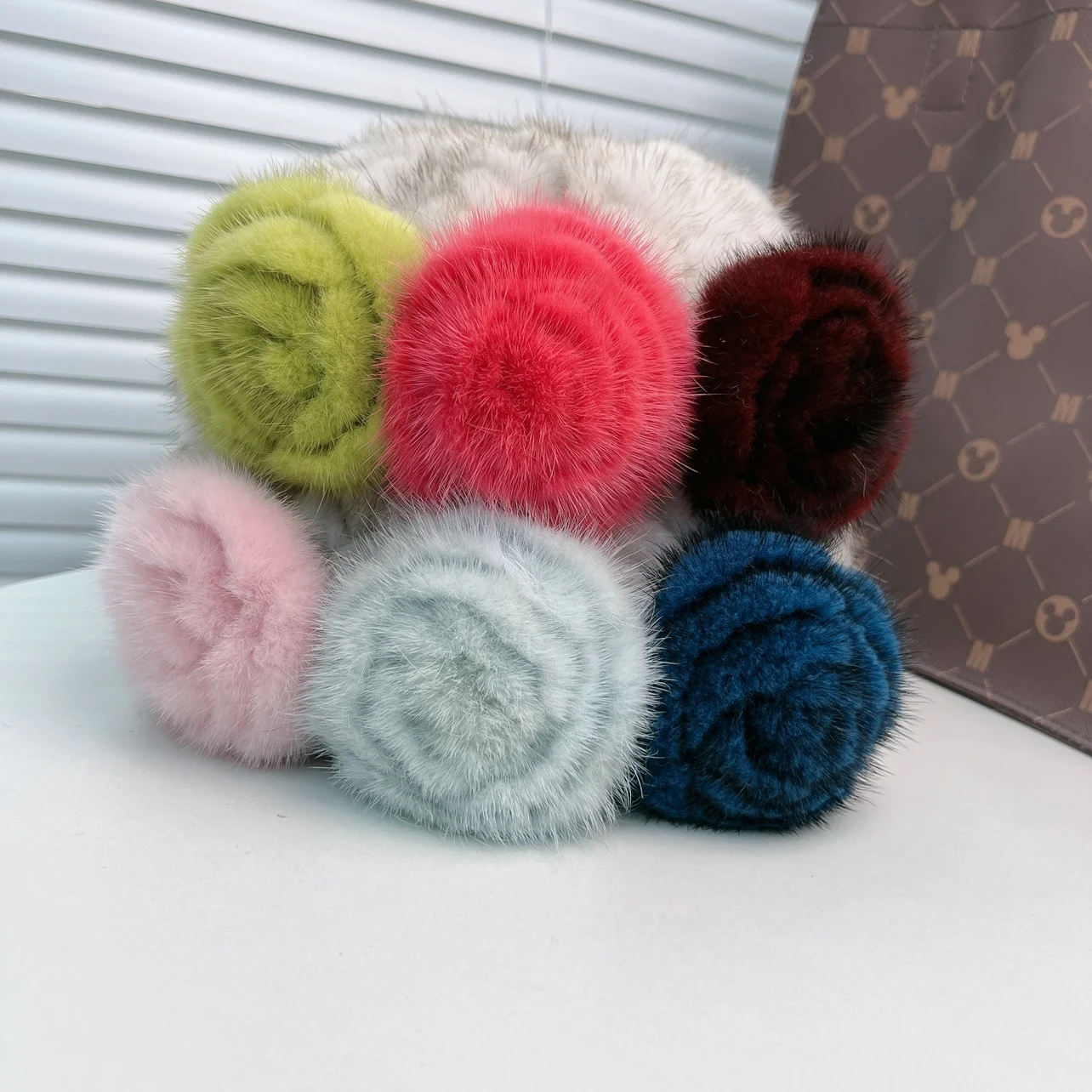 

Cute Real Mink Fur Pompom Flower Brooch Women Coat Collar Jewelry Lady Accessories Girls ' Gifts Corsage Pin Lapel