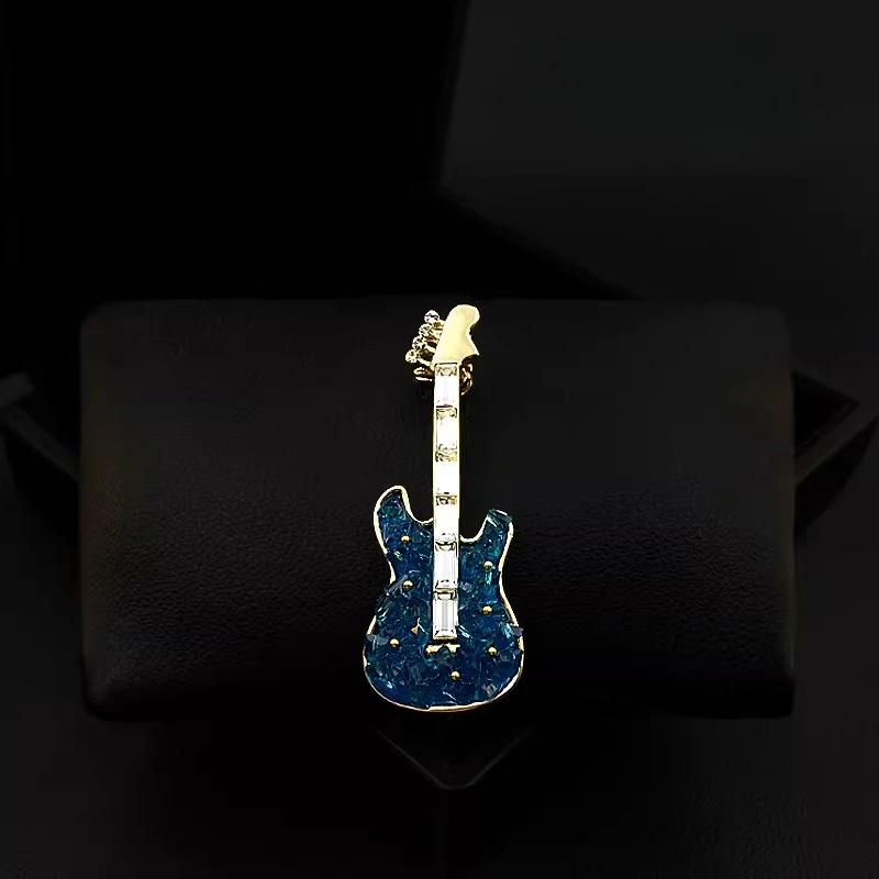

Брошь-гитара с синим кристаллом и тенью для мужчин и женщин, высококачественный аксессуар для костюма, булавка на лацкан, изысканное украшение для пальто, подарки на вечеринку 6035