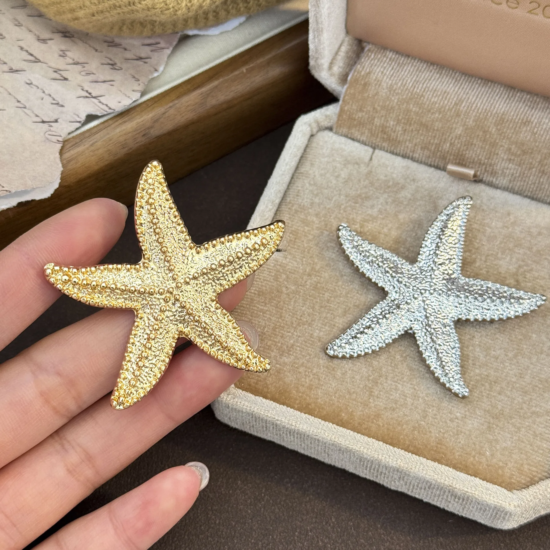 Bohemian Irregular Crinkled Alloy Sea Star Brooches For Unisex Trendy Practical Pins Jewelry Daily Party Accessory Vacation Gift