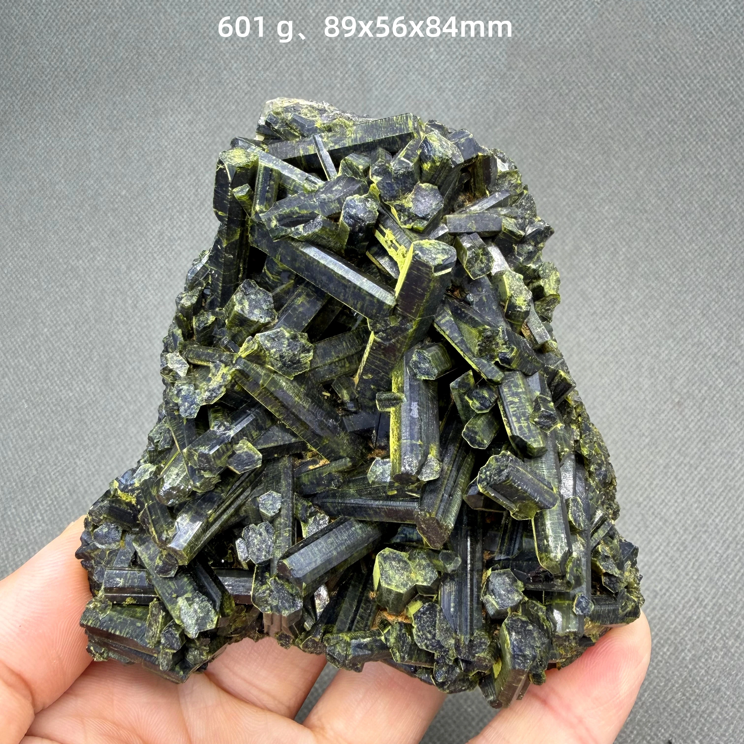 Natürlicher Brasilianischer Grüner Turmalin-Kristallcluster, Mineralienprobe für Heimdekoration