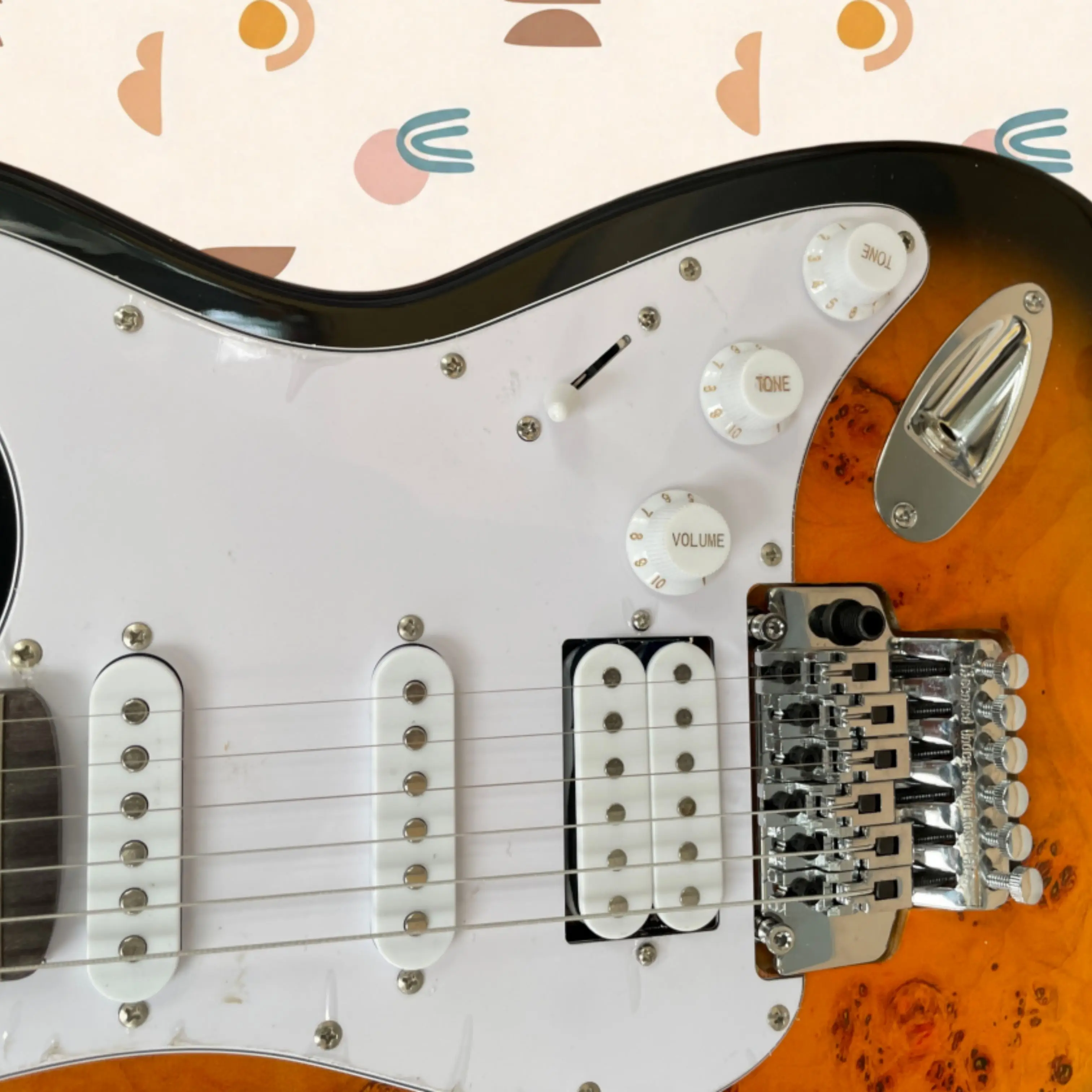 Bright Wood-Grain Electric Guitar With White Pickguard, SSH Pickups Guitars, Beautifully Designed Vintage Appearance Guitarra