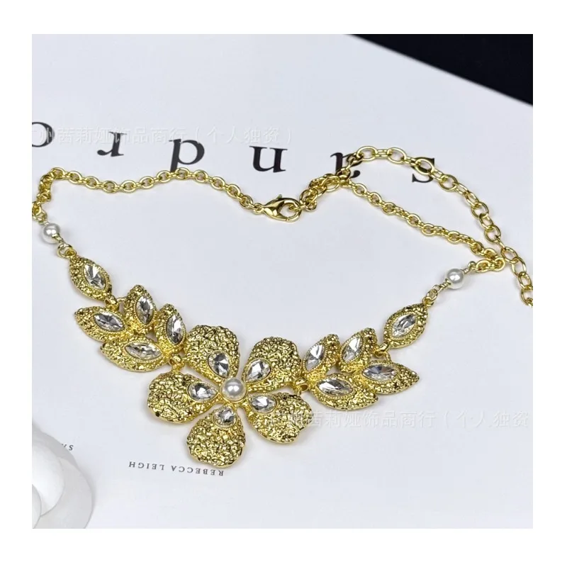 

Новая цепочка на шею с жемчугом и стразами в виде цветов и листьев, легкая роскошь, высококачественные аксессуары для женщин