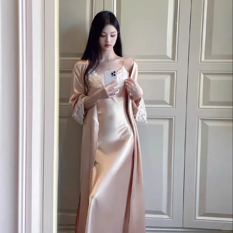 

Весенне-осенний женский пижамный комплект 2026 года: кружевной халат с завязками, тонкое платье на бретельках с V-образным вырезом, длинный домашний атласный костюм