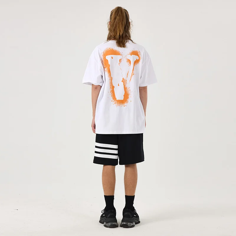 

2025 VLONE Ink Splash Big V Летняя модная футболка с круглым вырезом из чистого хлопка с короткими рукавами Мужская футболка на заказ Diy Ins Y2k Hot