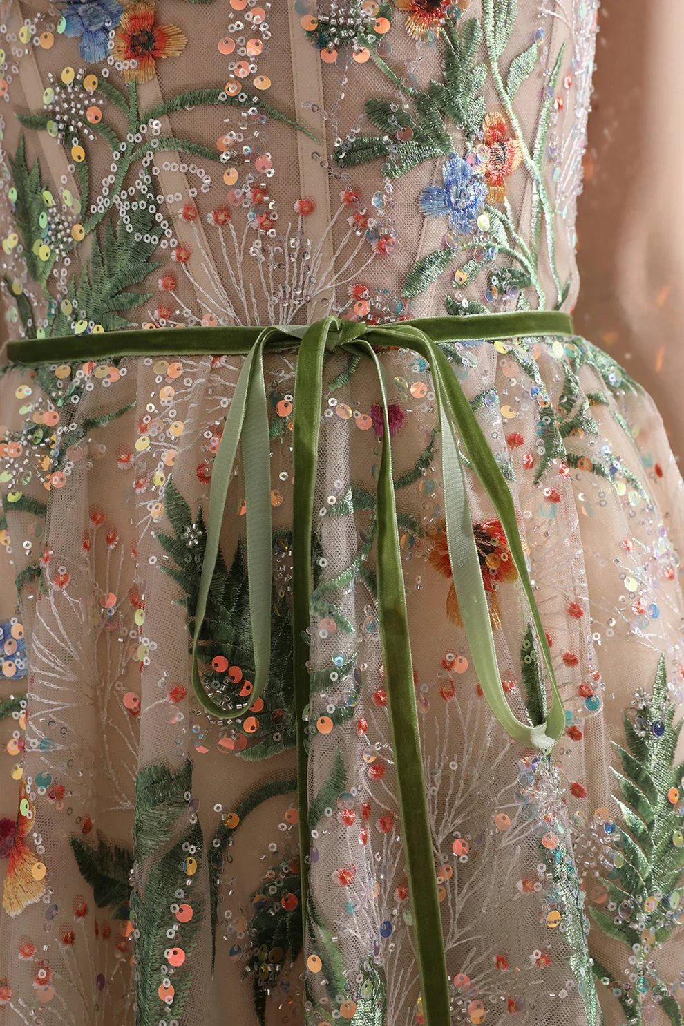 Lakshmigown Glitzerndes V-Ausschnitt-Hochzeitskleid mit Blumenstickerei und Spitze, Transparente Graue Pailletten-Spitze, Maßanfertigung – Detail 7