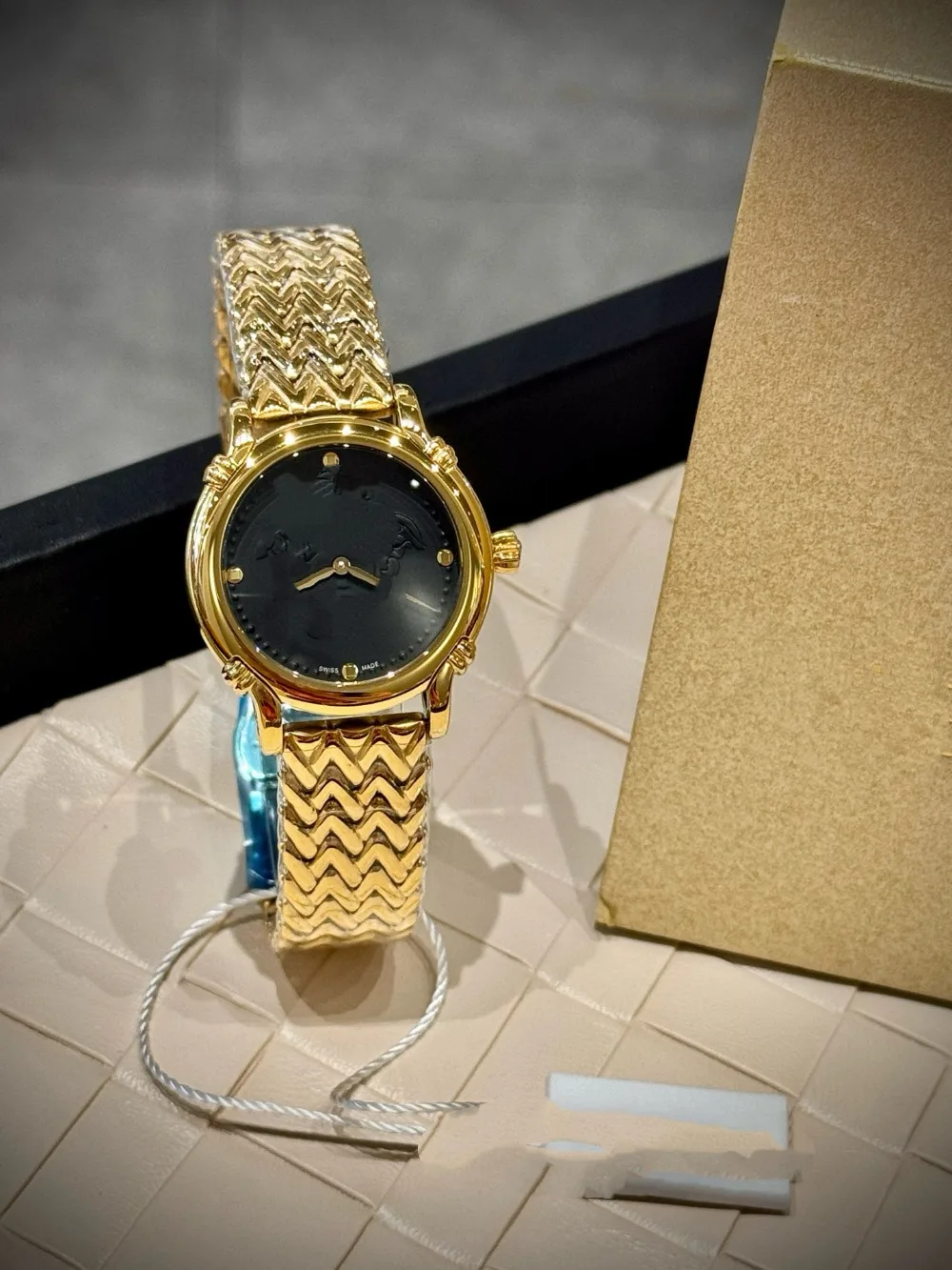 

Women Luxury Pink Dial Quartz Wristwatch Gold Zigzag Stainless Steel Bracelet Watch Elegant Round