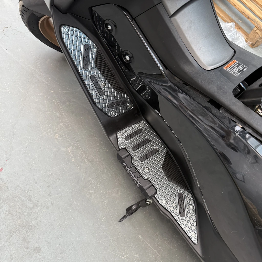 ملحقات الدراجة النارية لياماها NMAX155 NMAX 2025 مسند القدم أوتاد سبائك الألومنيوم المصنع الأصلي تركيب القدم بيدا
