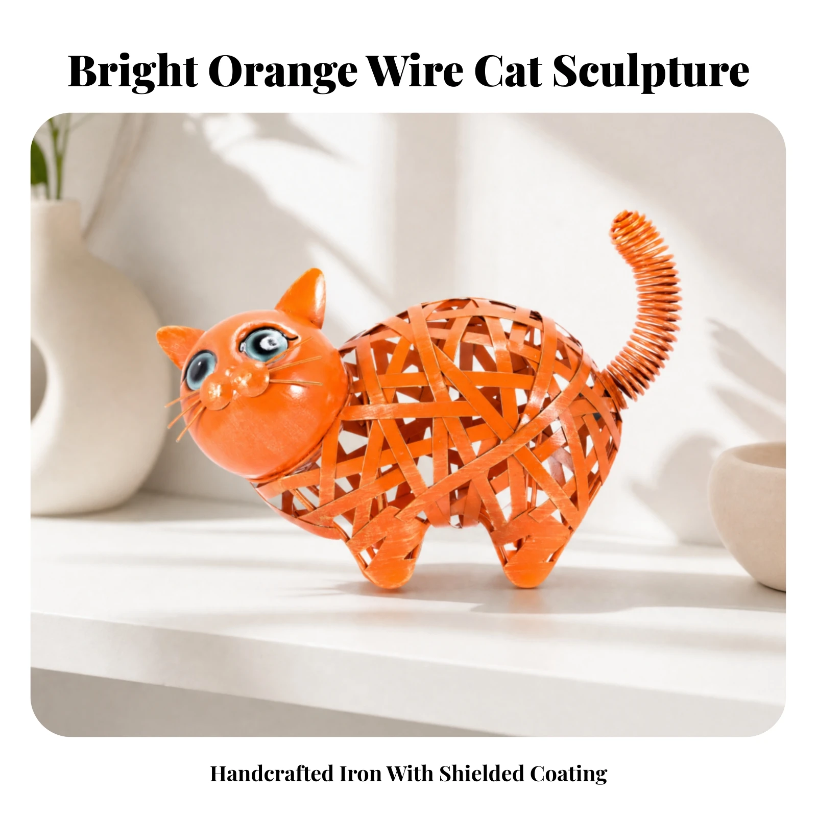 編み込み模様の猫の置物。愛らしい鉄製の猫の置物で、コレクションや棚、暖炉の上の飾りとして最適。