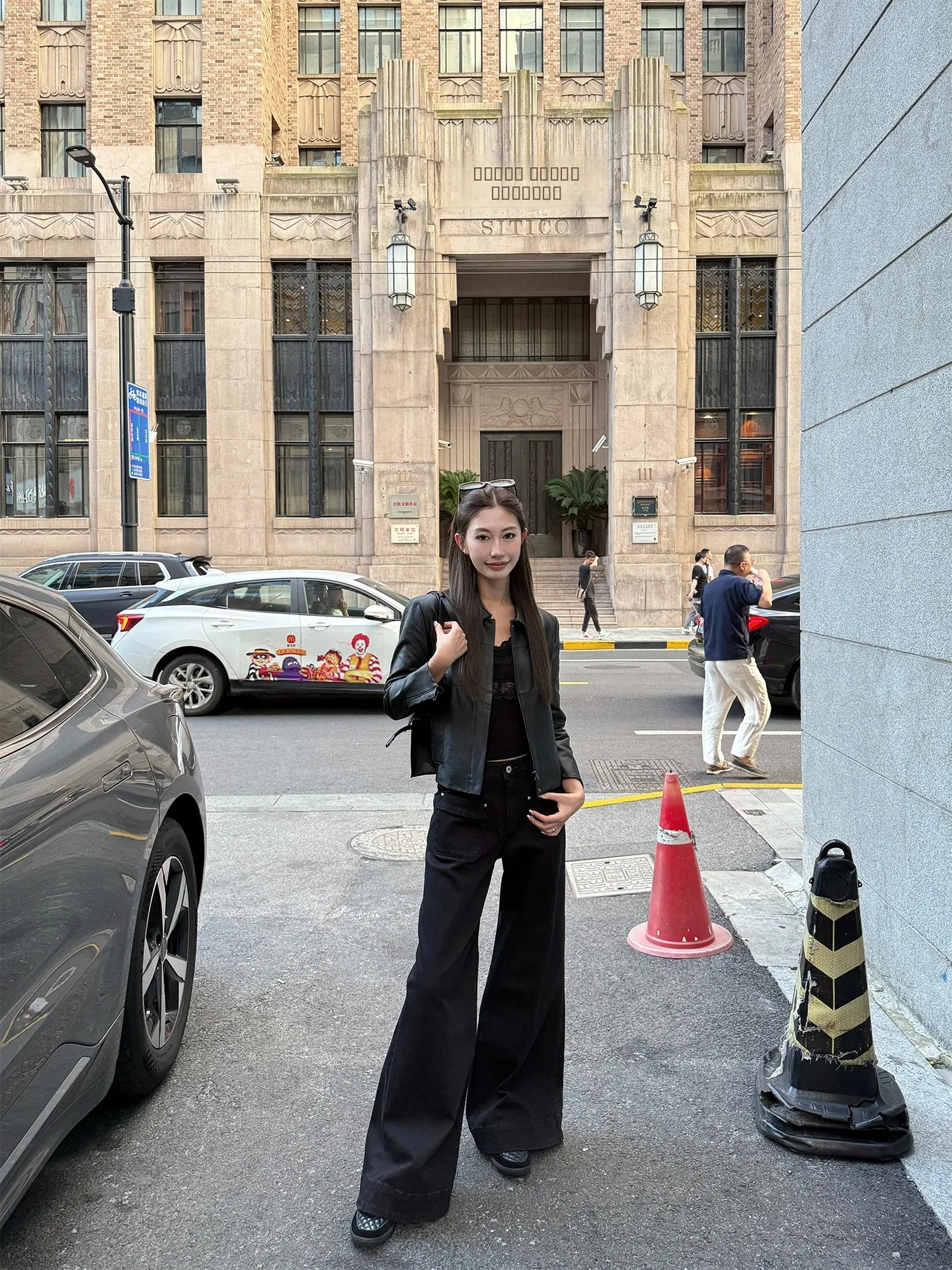 เสื้อแจ็คเก็ตหนัง PU 4PRIL สำหรับผู้หญิง สไตล์เรโทรเท่ห์ ทรงเข้ารูป คอปกพับได้ ตัดต่อสีดำ เสื้อคลุมลำลองสำหรับฤดูใบไม้ร่วง