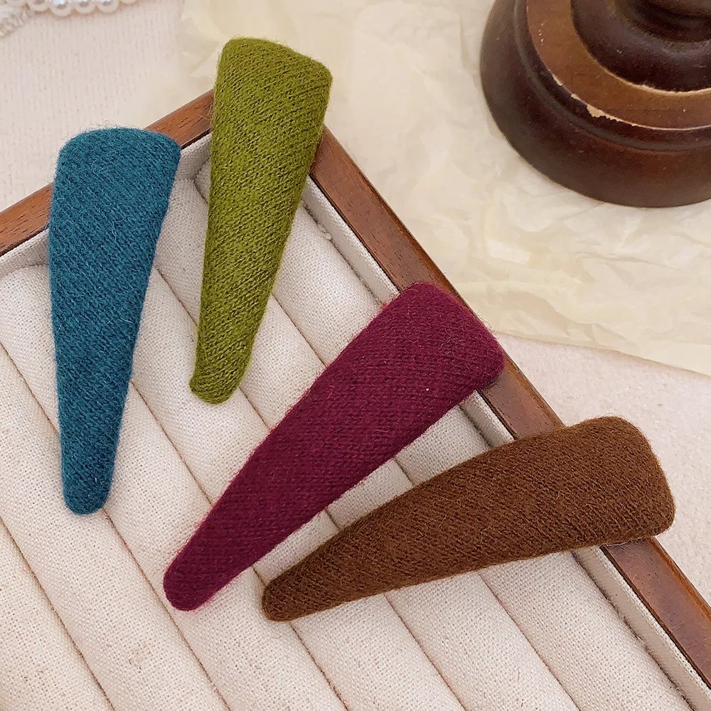 

Двухкомпонентные однотонные зажимы «утконос»: разнообразные, спички. Уютные осенне-зимние аксессуары — отличные подарки другу.