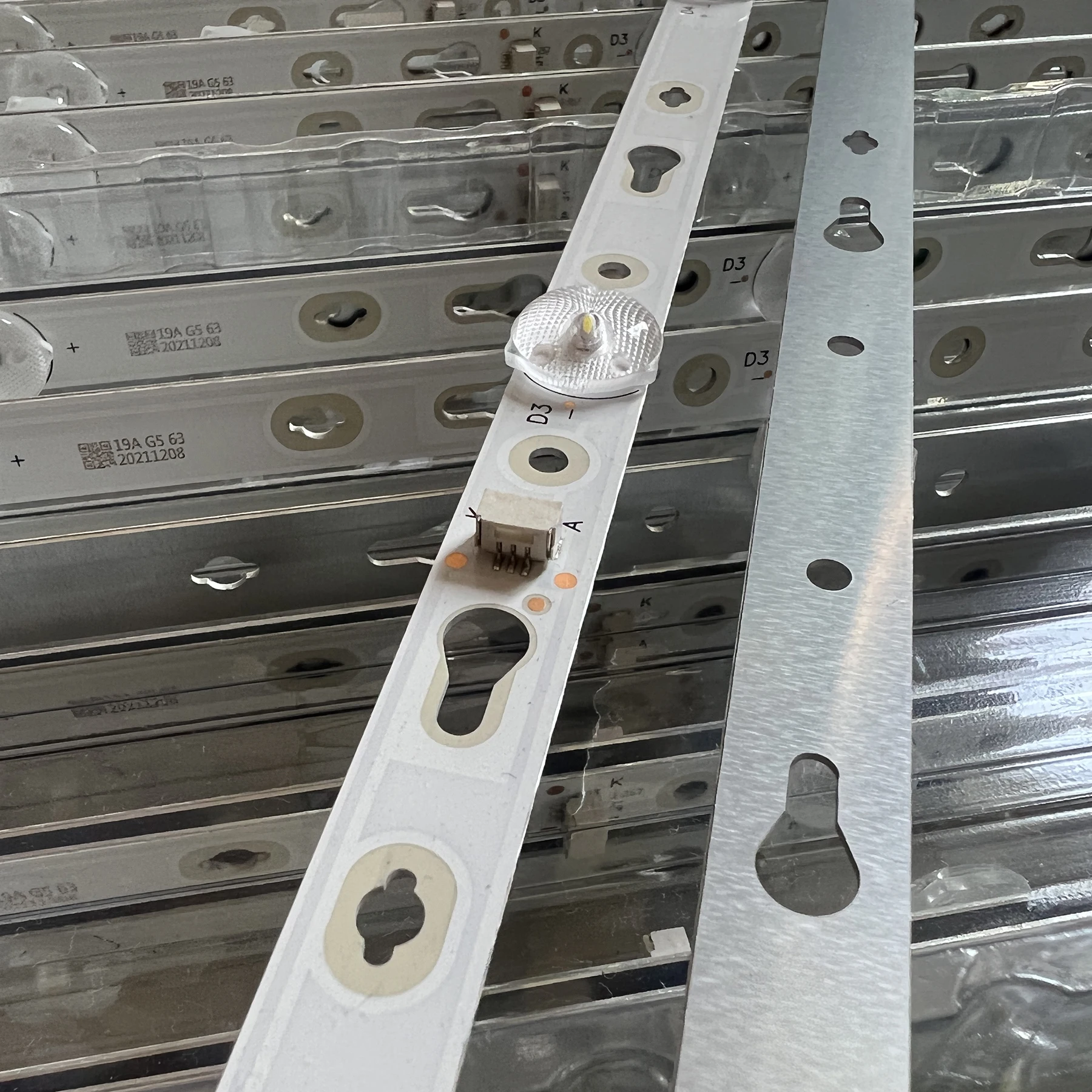 

LED Strips 32R3000 32S321 32HD3306X 32HD3306 32HD3306X1 32HD3301 32HD3301X1 32H3306 32HD3121 32HD3131 T32RTL5130 4C-LB3205-PF01J