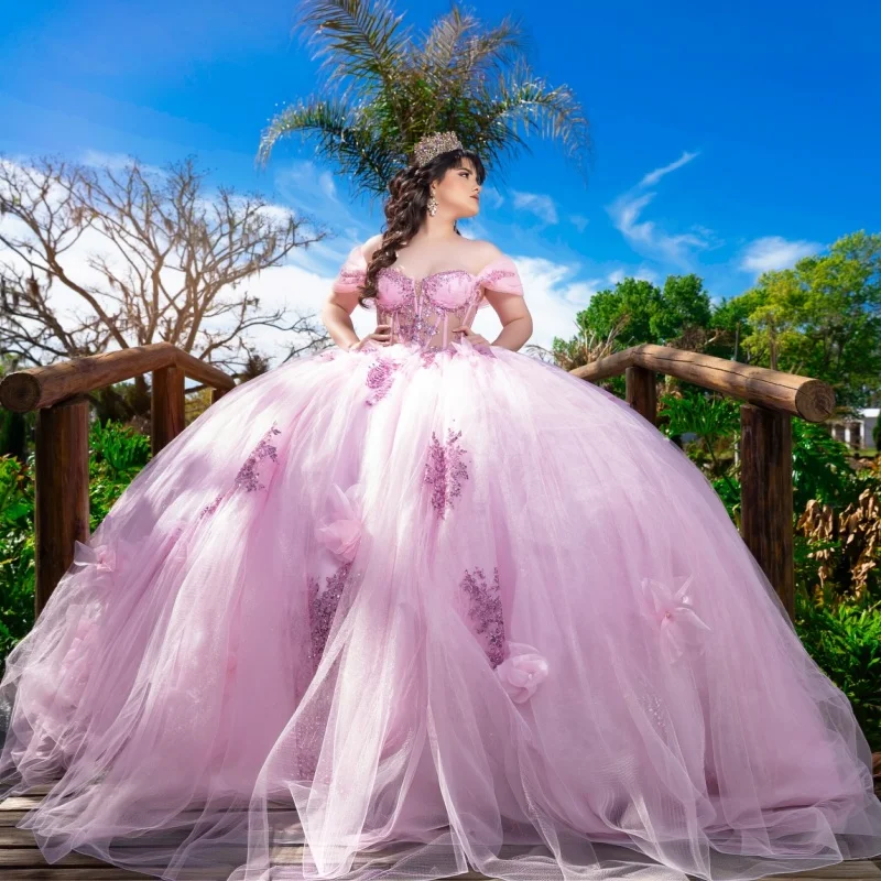 

Лавандовые платья для квинсеаньеры с открытыми плечами, блестящие, с 3D цветочными аппликациями, длинным шлейфом и бантом, Vestido de 15 Quinceanera, на заказ