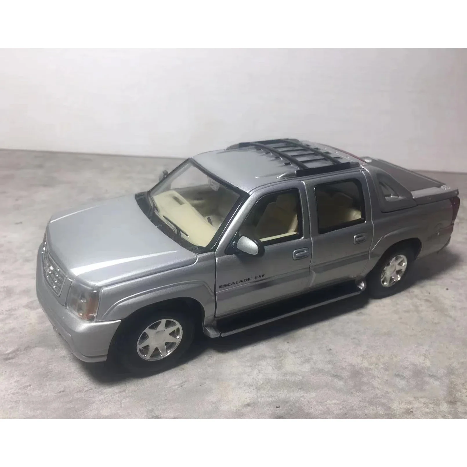 WELLY Flawed Cadillac 2002 Escalade EXT Pickup Truck Alloy Model