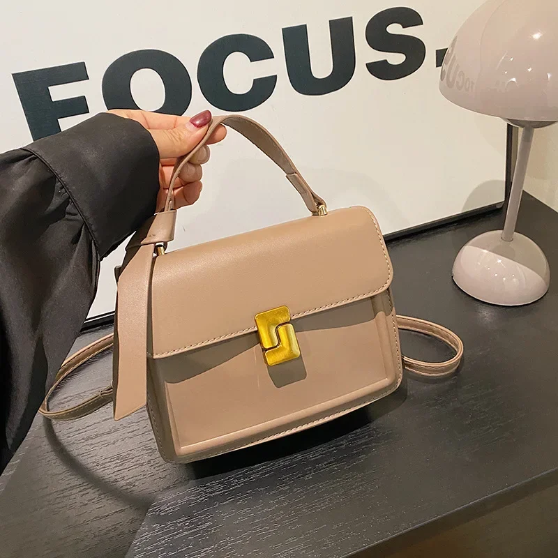 

New Korean retro fashion shoulder messenger bag niche design high-end texture versatile document small square bag