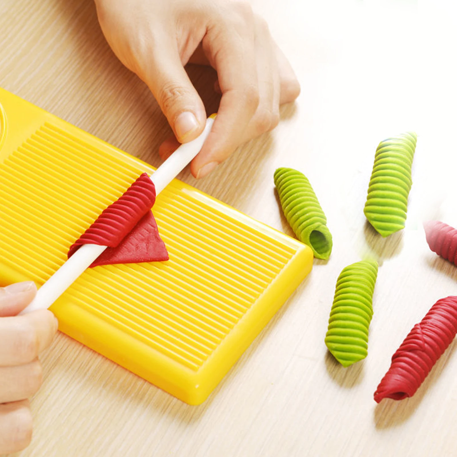 

4Pcs Macaroni Pasta Boards Kitchen Tools Practical Plates for Gnocchi Noodles Cutter Rolling Pole Macaroni Plate