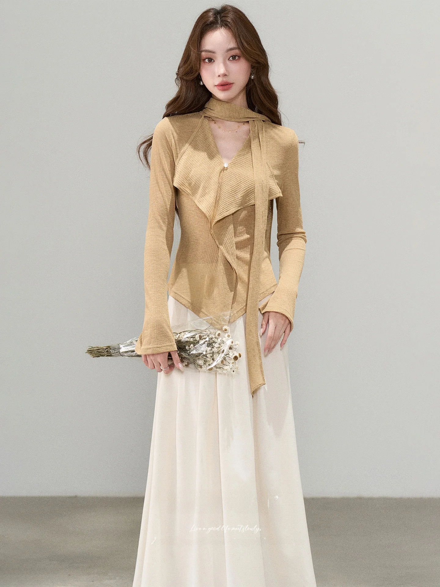 

Корейский модный комплект для женщин на раннюю осень: юбка и топ с высокой талией, облегающий крой, V-образный вырез, длинный рукав, вязаный свитер средней длины.