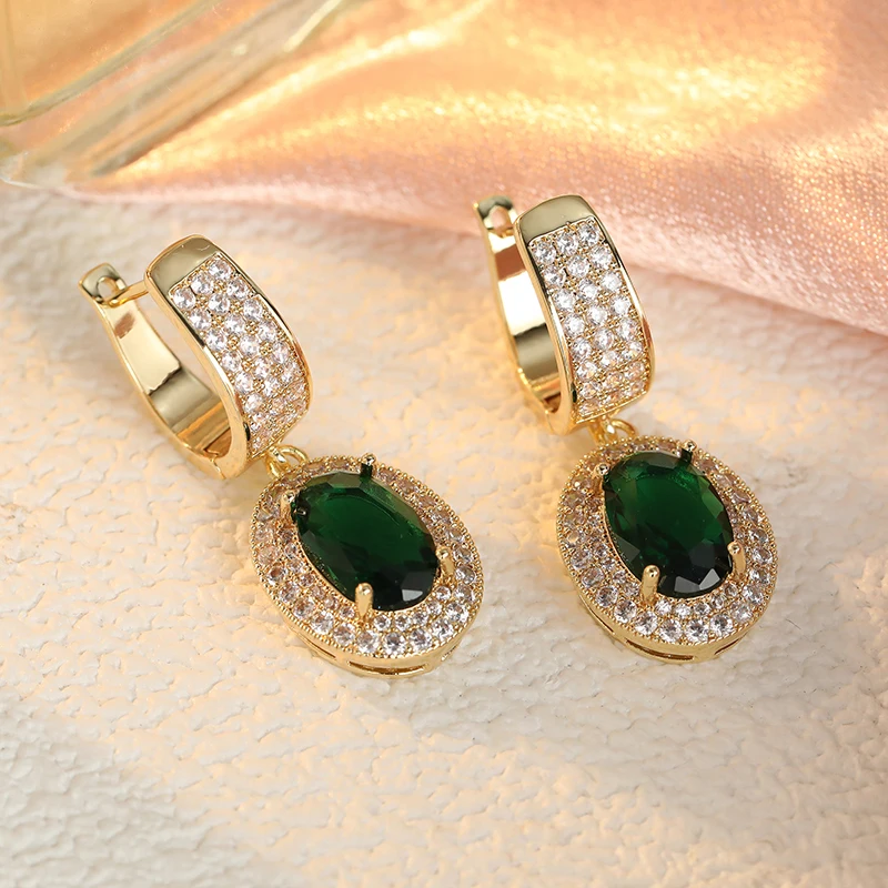 Luxuriöse Eingelegte Weiß-Grüne CZ Hängeohrringe für Damen Elegante Goldfarbene Geometrische Alltags- und Partyschmuck Jubiläumsgeschenk – Detail 3