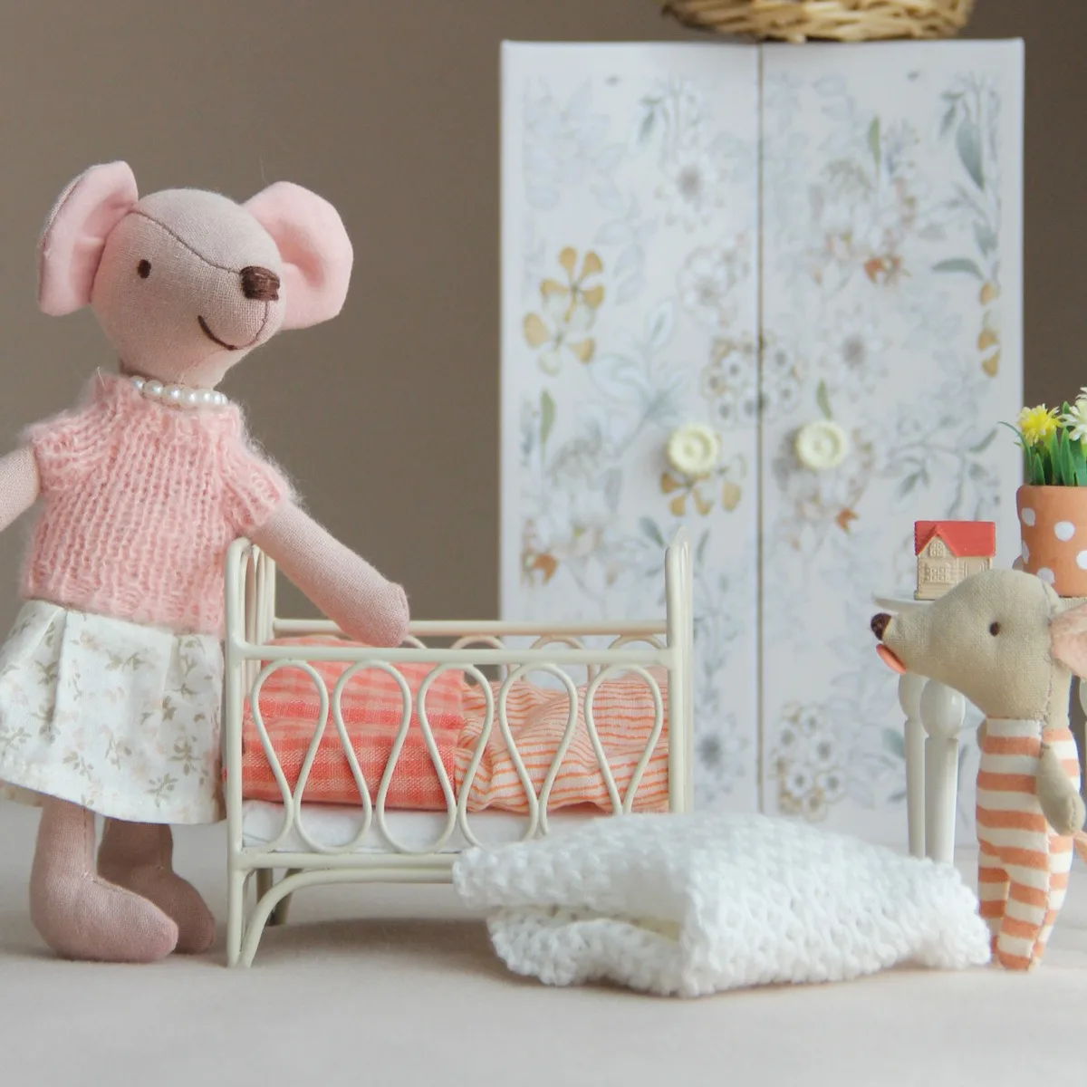 12-scale Cream Cradle Miniature For Mini Dolls Vintage Iron Tiny Doll Bed for Bjd Ob11 For Dollhouse Furniture