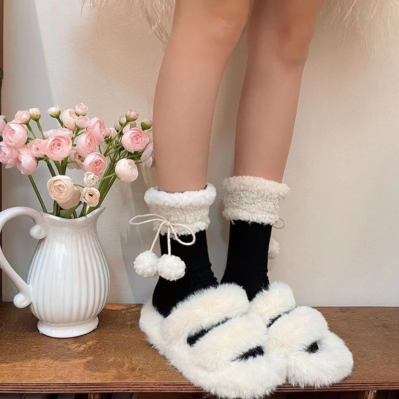 1 paar Nette Rutschfeste Warme Socken Haar Ball Bowknot Ankle Socken Lamm Fleece Mittelrohr Haufen Socken Mädchen – Detail 3