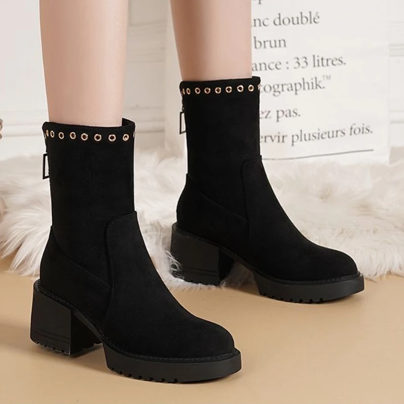 

Черные женские зимние ботинки на массивном высоком каблуке. Зимние ботильоны на флисовой подкладке. Удобная и элегантная модная женская обувь по акции.