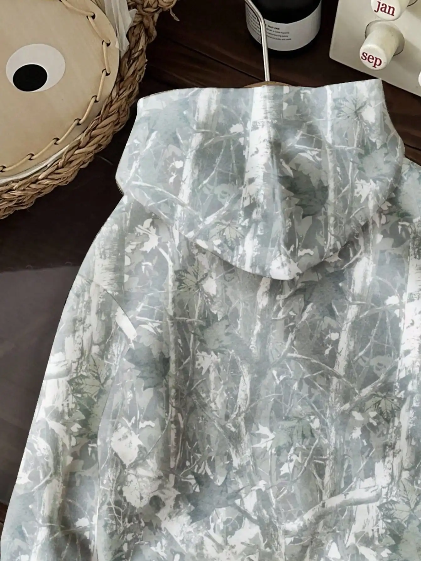 เสื้อฮู้ดลายใบไม้ทรงหลวมสำหรับผู้หญิง เสื้อผ้าลำลองสไตล์สตรีทสำหรับฤดูใบไม้ร่วงและฤดูหนาว เสื้อสเวตเชิ้ตลายพิมพ์สีเทา