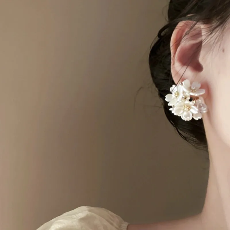 Silver Needle Pearl Flower Cluster Earrings Women's French Elegant Niche Design Earrings Women's Light Luxury High-end Earrings