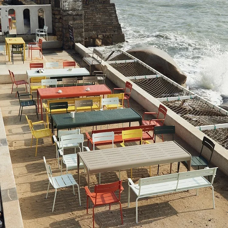 Combinazione di tavolo e sedia da esterno in alluminio Internet celebrità villa cortile per il tempo libero all'aperto tavolo alto e sedia panca in metallo