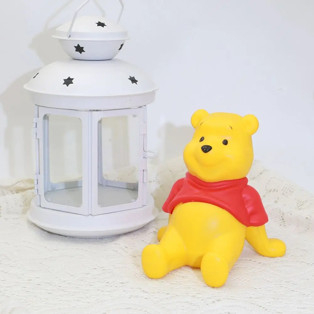 Soporte universal para teléfono y tableta con diseño de Winnie the Pooh, ideal para iPad, con base para escritorio, un adorno de mesa adorable para decorar el hogar.