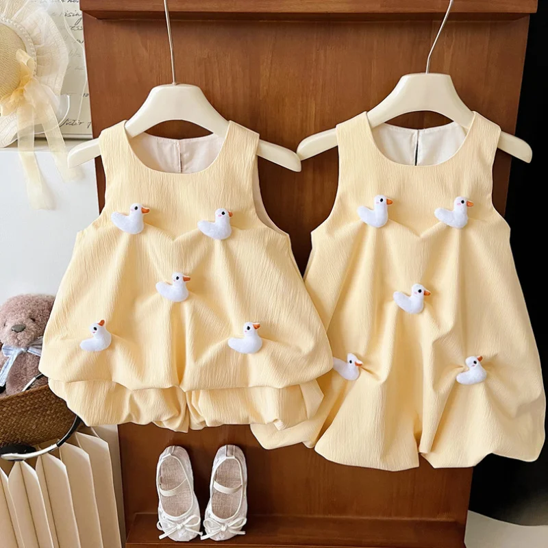 

2026Children's clothing for girls, new summer style, versatile sleeveless outfit for little girls, cute duck design, stylish bud