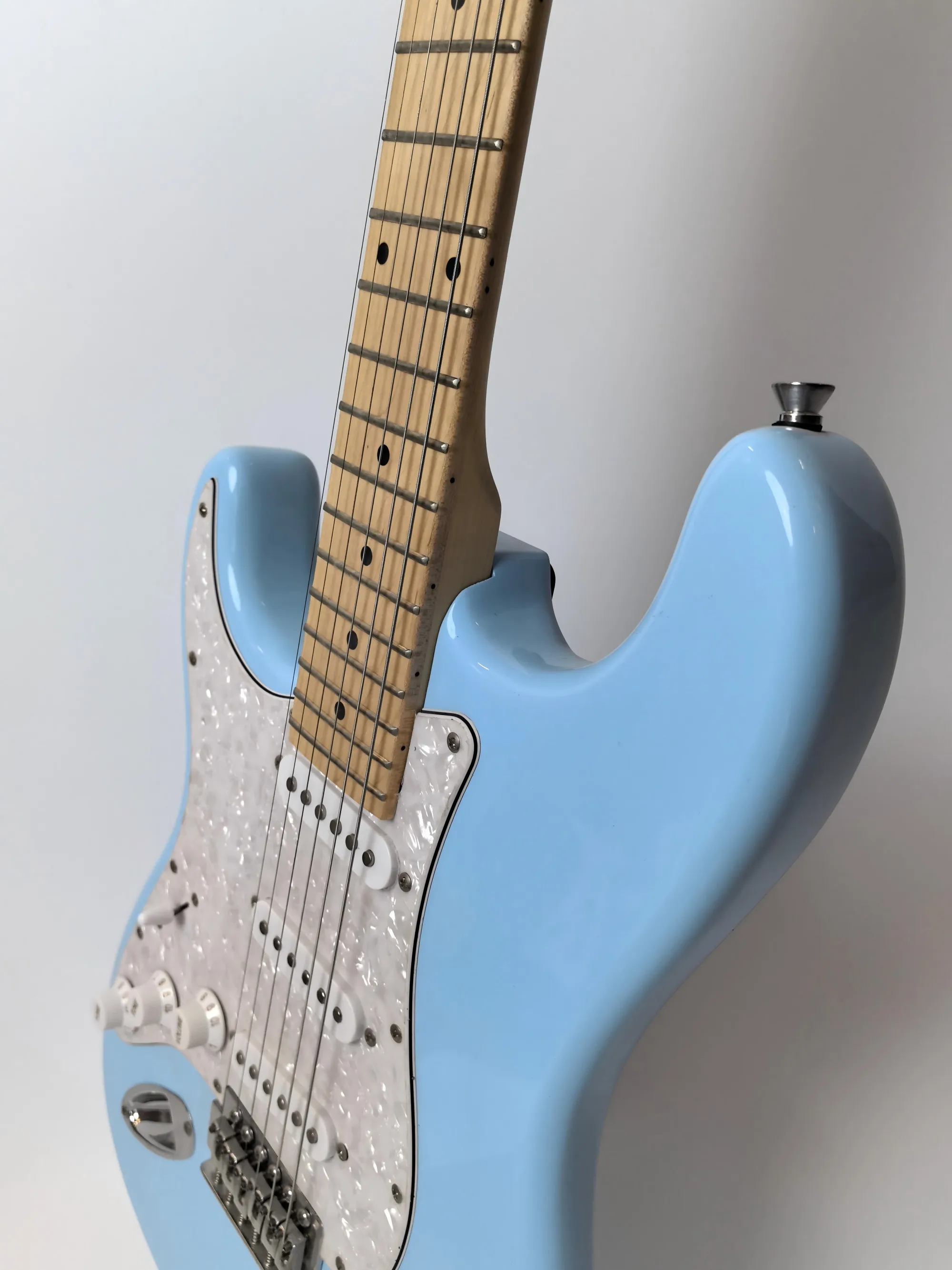 Factory directly selling, blue color, left hand 6 string birch guitar head, sycamore electric guitar, customizable, in stock.