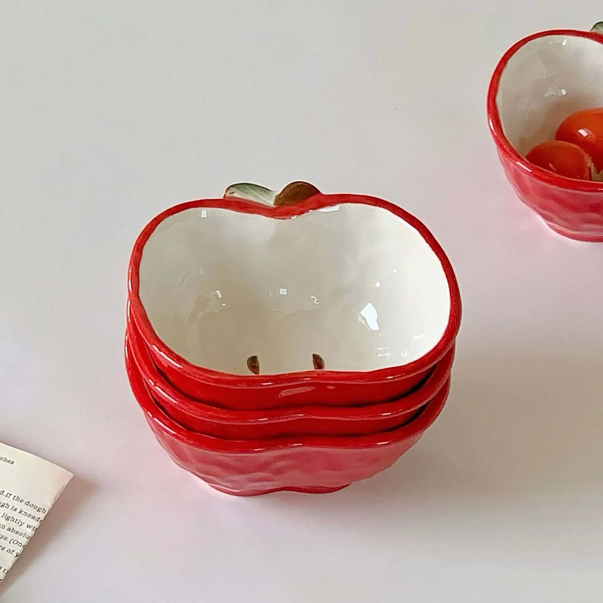 أطباق وأوعية إبداعية لطيفة على شكل تفاحة مصنوعة من السيراميك. أوعية حلوى لطيفة، طويلة المظهر. أوعية البهارات، وعاء الفاكهة