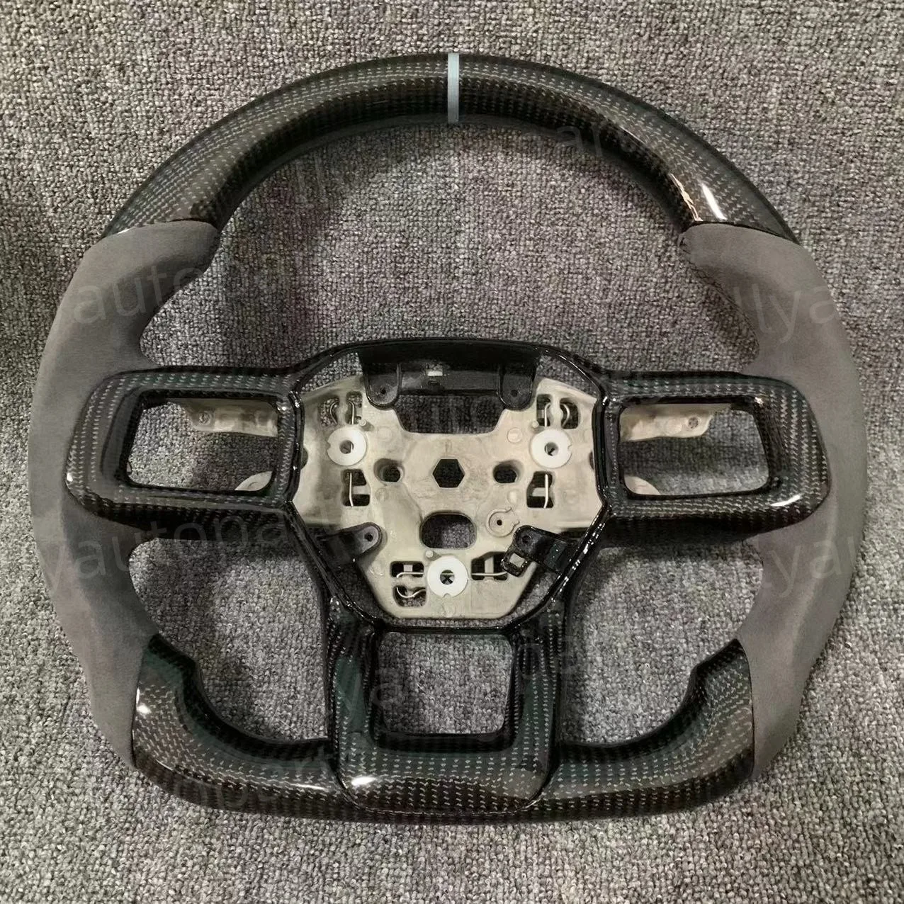 

Рулевое колесо из алькантары из настоящего углеродного волокна для Ford Mustang GT S650 2024+ без подогрева, по индивидуальному заказу