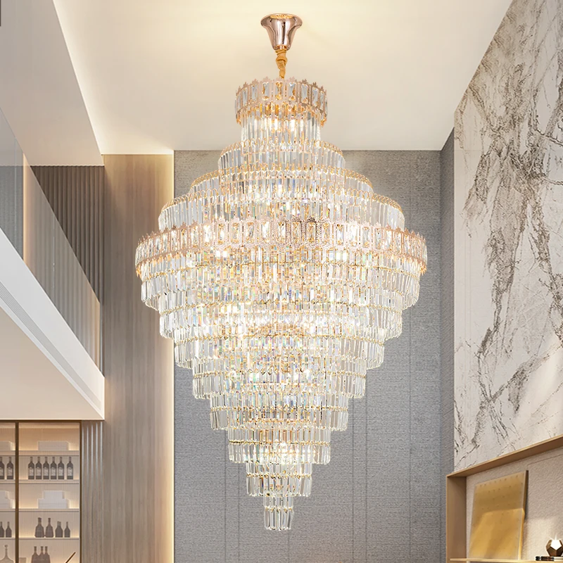 Żyrandol do salonu w willi dwupoziomowej, duży, prosty, mezzanine, hotelowy, lekki luksus, kryształowy, ażurowy, spiralne schody, długi żyrandol.