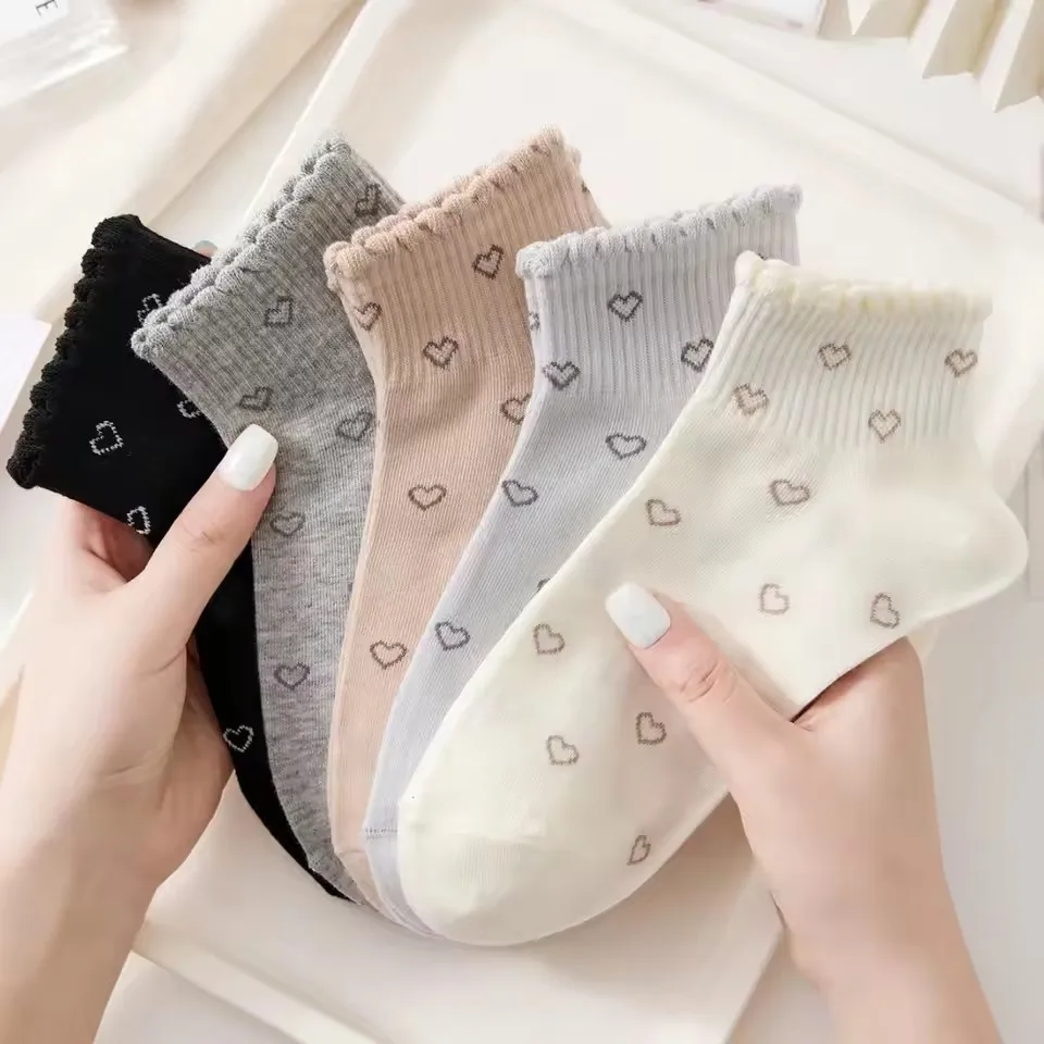 Sommerliche Neue Spitzensocken mit Liebesmotiv im College-Stil, Schweißabsorbierend, Atmungsaktiv, Lässig und Bequem, Kurze Socken