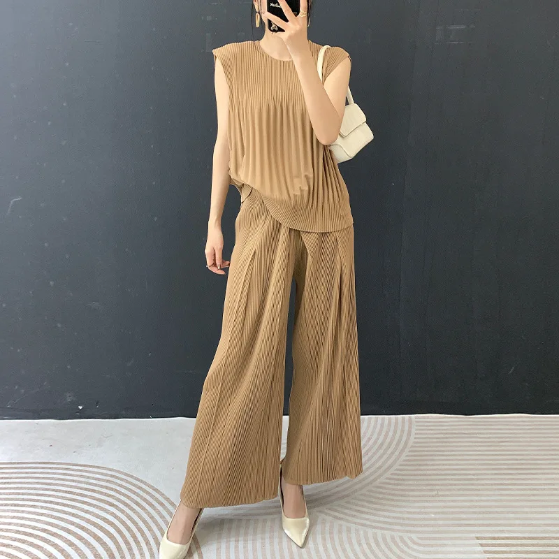 Miyake Folds 2026 Traje de moda de primavera y verano Camiseta sin mangas holgada con parte inferior + Pantalones rectos informales de pierna ancha Dos piezas