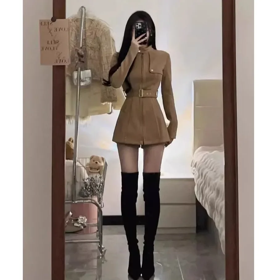 Damski dwuczęściowy zestaw: kurtka na zamek i krótkie spodnie, modny komplet na wiosnę i jesień.