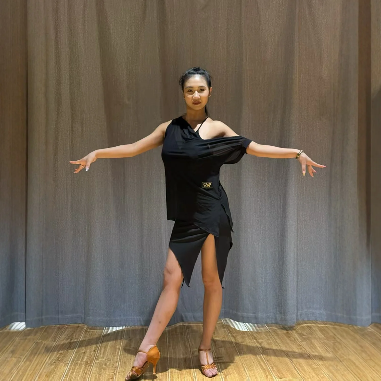 2025 Abiti da ballo latino Donna Adulto Spalla inclinata Top Gonna irregolare Abiti da pratica neri Rumba Samba Abbigliamento da ballo DNV23287