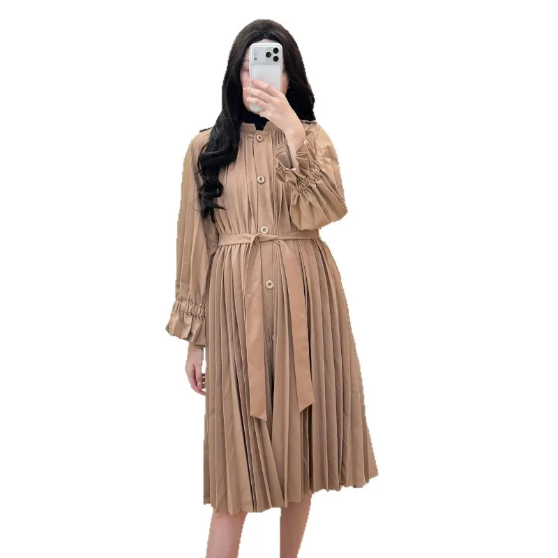 مياكي فستان مطوي 2025 خريف جديد عالي الجودة تحسس متوسط الطول سترة الرياح الفرنسية الرجعية موضة خندق معطف مسمار زر فستان