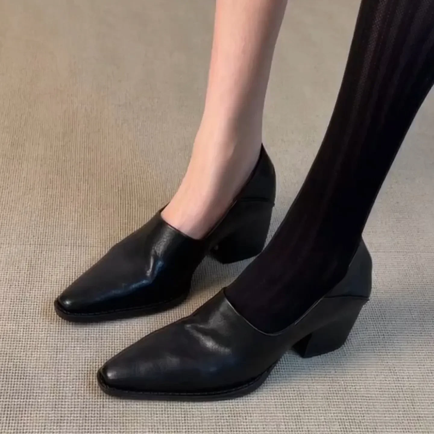 Modisches Design, klobiger Absatz, Herbst-Winter-Loafer, Retro-Leder-Schuhe, spitze Zehen, vielseitige Slipper für Damen – Detail 2