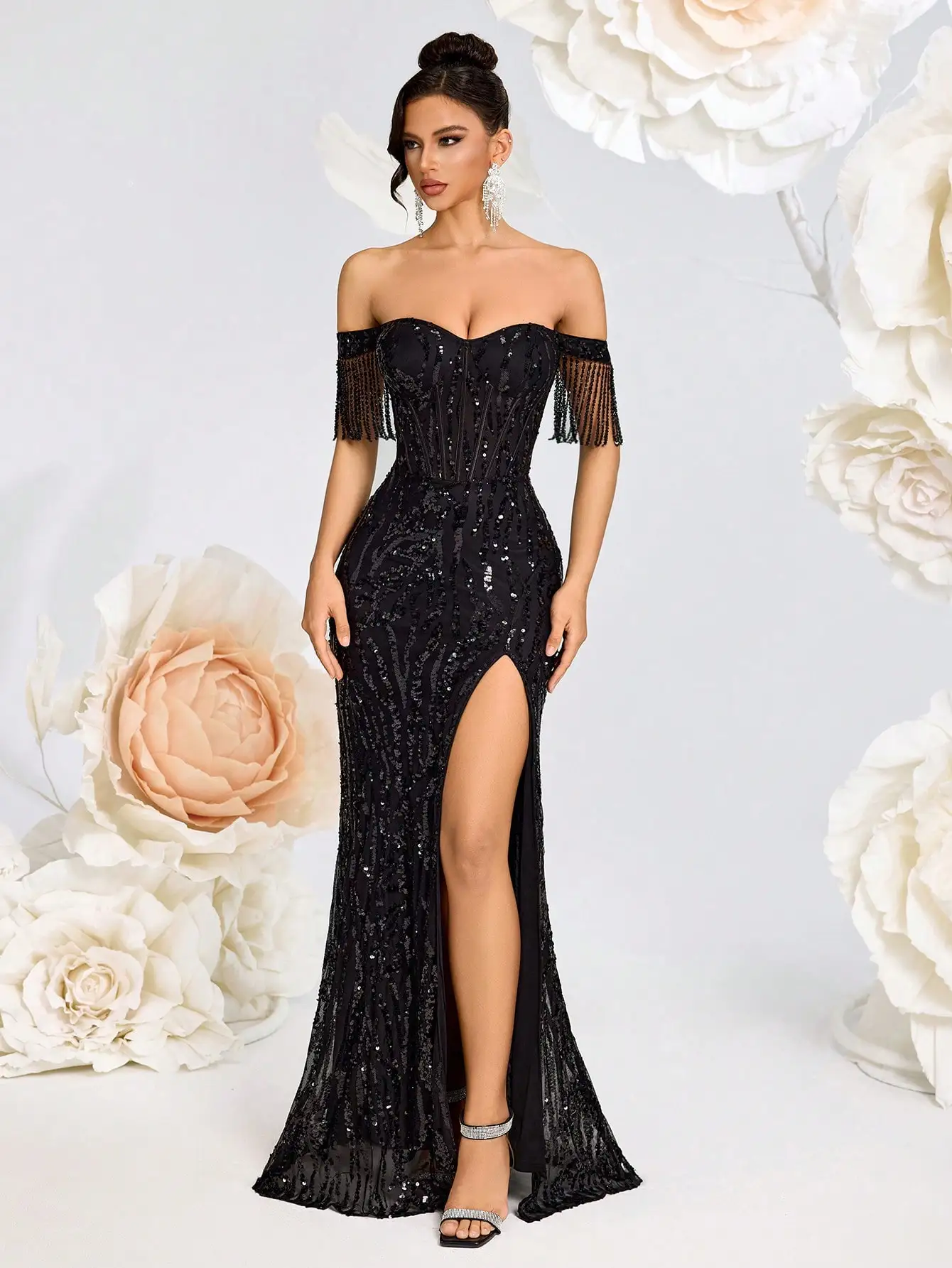 

Черное вечернее платье с открытыми плечами, пайетками, рукавами-кисточками, высоким разрезом и корсетной спинкой для гала-вечера