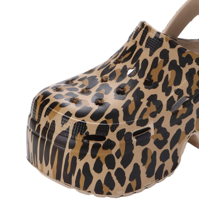 Sapatos femininos com estampa leopardo, antiderrapante, salto alto grosso, sola macia, chinelos de buraco EVA, sandálias de jardim de praia, verão, 8cm