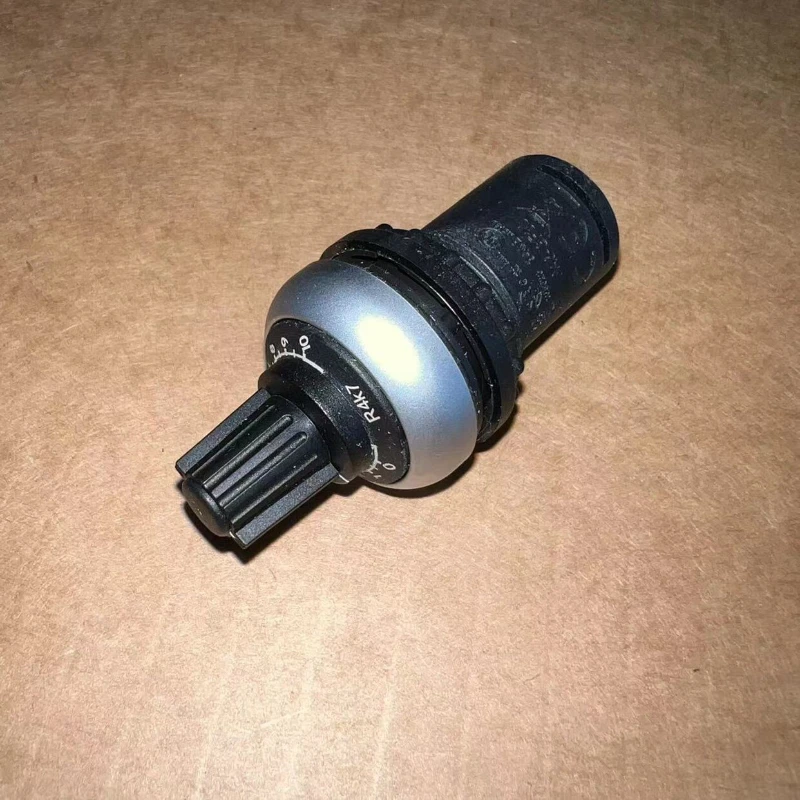 

Eaton Muller M22-R4K7 4.7kΩ Potentiometer, IP66, for Industrial Speed & Voltage Control