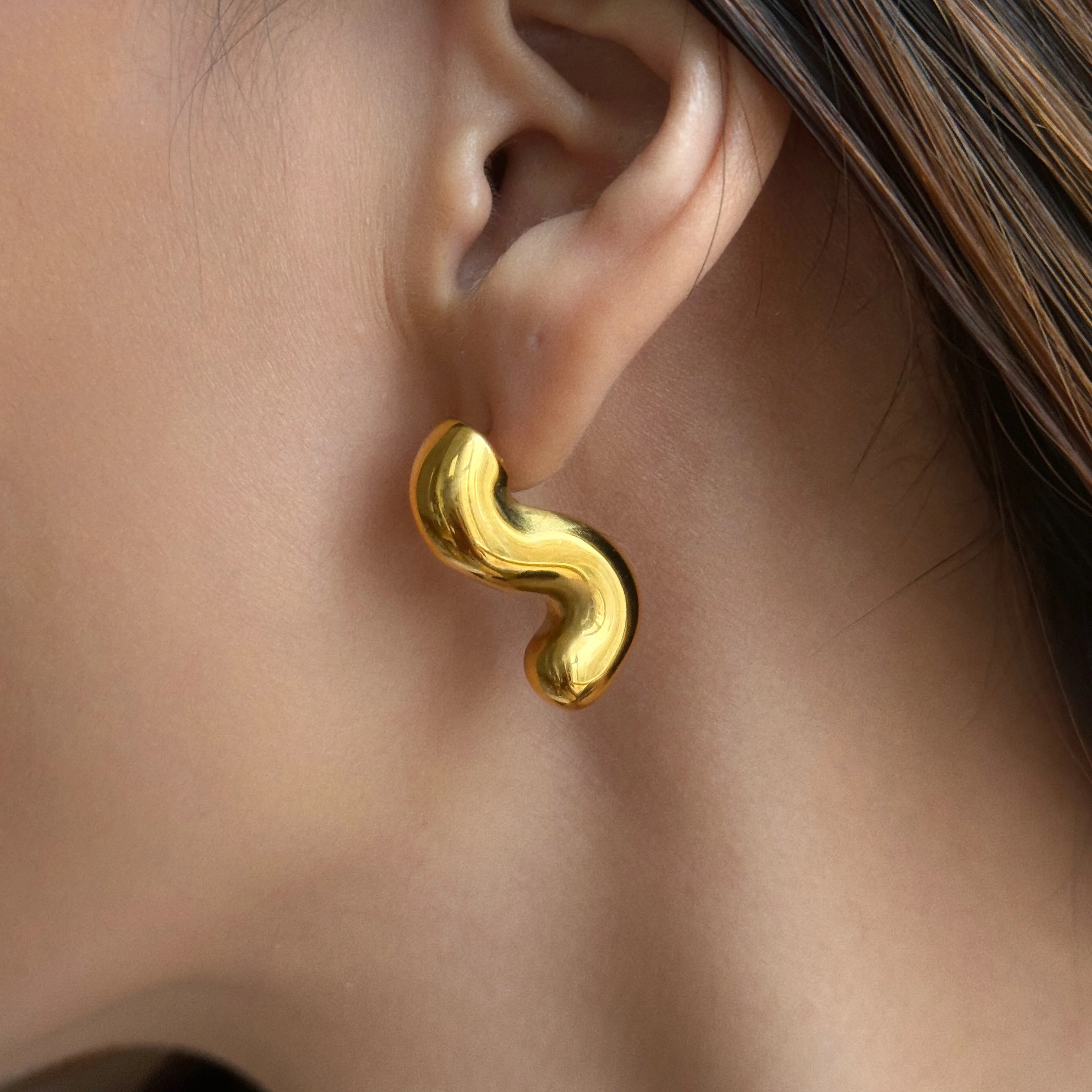 

DASEIN New 18k Gold Plated Hollow S Earrings Hypoallergenic Stainless Steel Vintage Exquisite Polished Ear Studs Jewelry